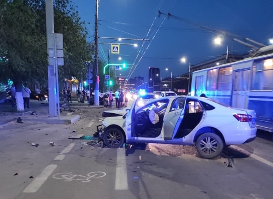 Два водителя оказались в больнице после лобового ДТП в Волгограде